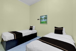 Standard Twin Room - OYO 95136 Jec Plumbon Homestay Syariah (Banguntapan)
