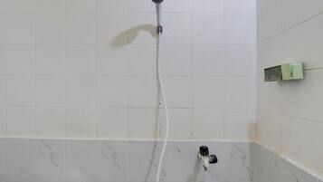 Family Suite | Bathroom | Shower, towels