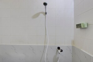 Familien-Suite | Badezimmer | Dusche, Handtücher