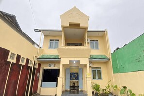 Exterior - OYO 95136 Jec Plumbon Homestay Syariah (Banguntapan)