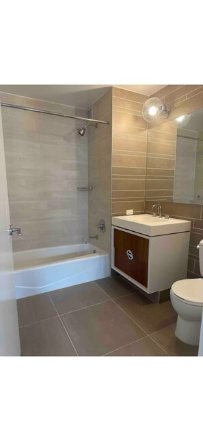 Haartrockner, Handtücher, Seife, Toilettenpapier