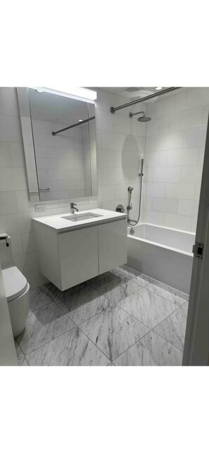 Haartrockner, Handtücher, Seife, Toilettenpapier