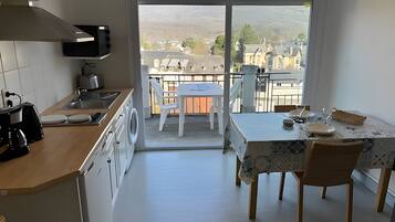 Kylskåp, mikrovågsugn, ugn och spishäll