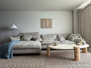 Living area - Enjoyable 1-bedroom condo in vibrant Miami Beach perfect for relaxing (Miami Beach)