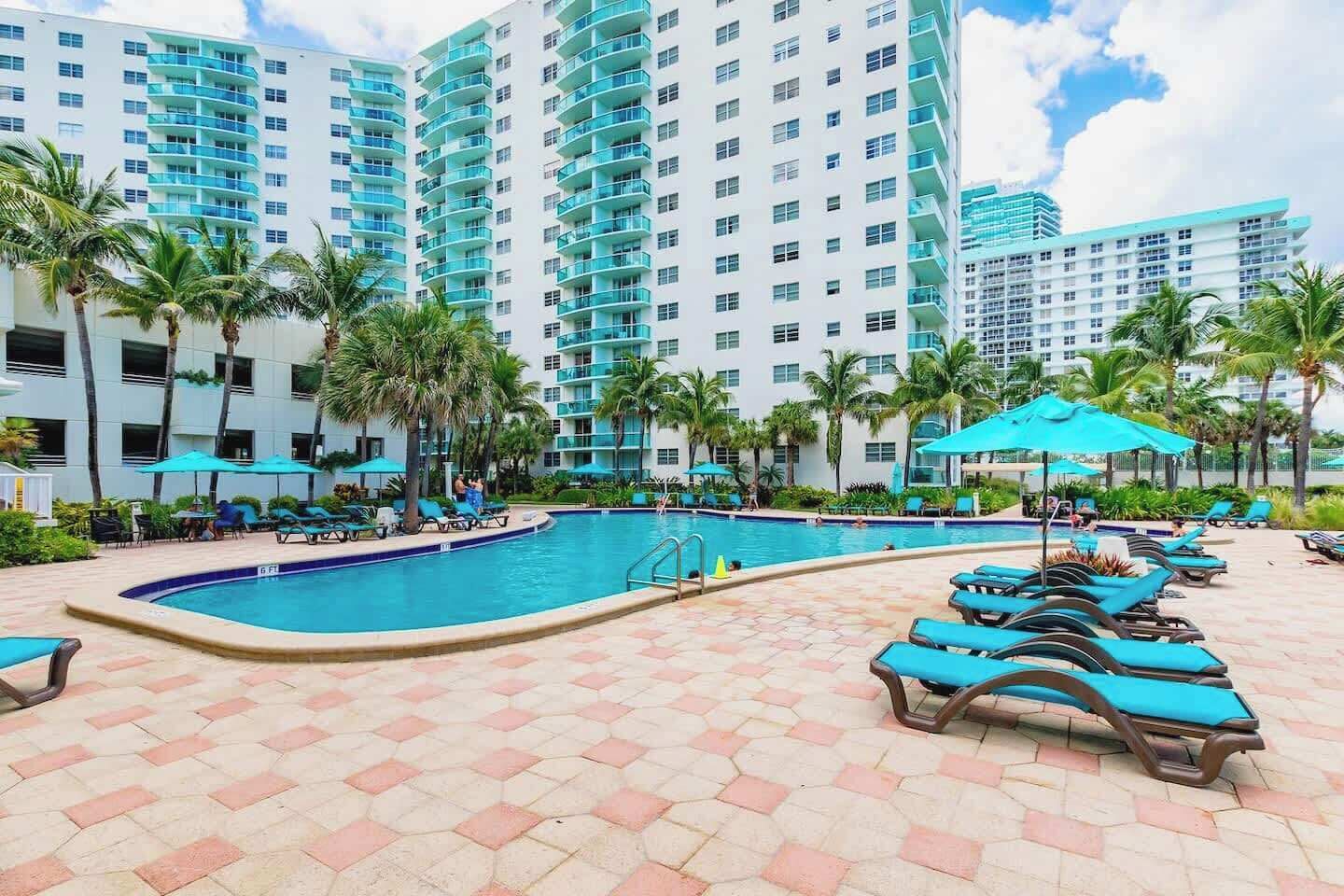 Apartemen, balkon, pemandangan kota | Kolam renang | Kolam renang outdoor