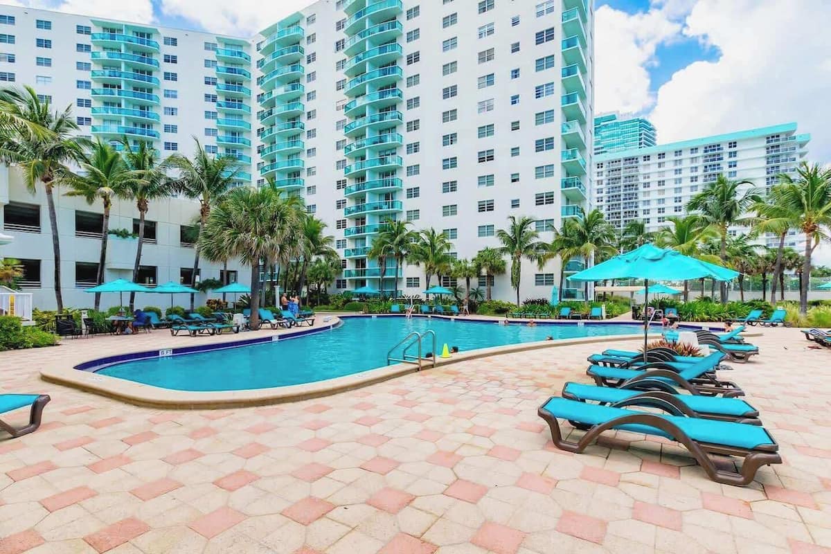 Apartemen, balkon, pemandangan kota | Kolam renang | Kolam renang outdoor