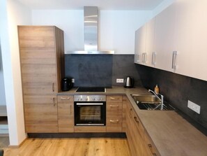 Frigorífico, horno, placa de cocina y lavavajillas