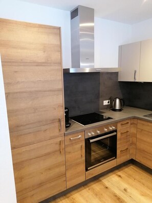 Frigorifero, forno, piano cottura, lavastoviglie