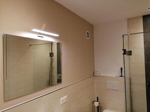 Dusche, Haartrockner, Handtücher