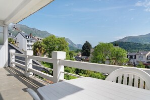 Outdoor dining - Apartment 'Hautacam' with Mountain View, Balcony and Wi-Fi (Argelès-Gazost)