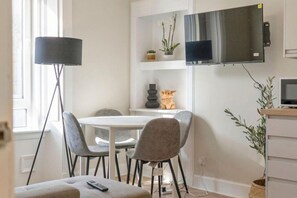 Dining - Free Parking | Sleeps 5 | 2 Bedrooms | Hawick (Hawick)