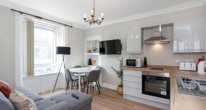 Free Parking | Sleeps 5 | 2 Bedrooms | Hawick