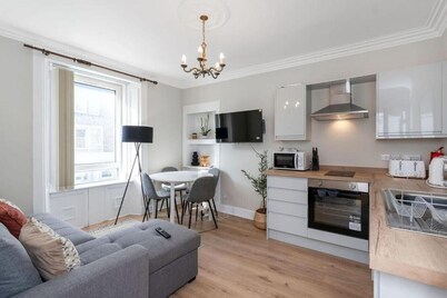 Free Parking | Sleeps 5 | 2 Bedrooms | Hawick