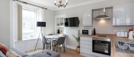 Réfrigérateur, micro-ondes, four, plaque de cuisson