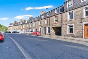 Exterior - Free Parking | Sleeps 5 | 2 Bedrooms | Hawick (Hawick)