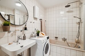 Haartrockner, Handtücher, Seife, Toilettenpapier