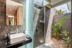 Villa, Balkon, Gartenblick | Badezimmer | Kostenlose Toilettenartikel, Haartrockner, Hausschuhe, Handtücher