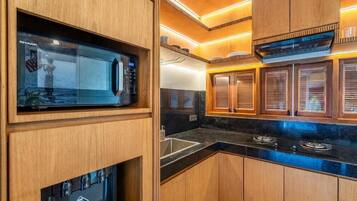 Vila, sacada, vista para o jardim | Cozinha privada | Frigobar, micro-ondas, cooktop, talheres/pratos/utensílios de cozinha