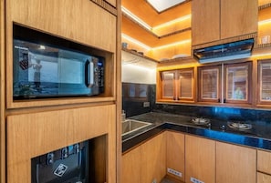 Vila, sacada, vista para o jardim | Cozinha privada | Frigobar, micro-ondas, cooktop, talheres/pratos/utensílios de cozinha