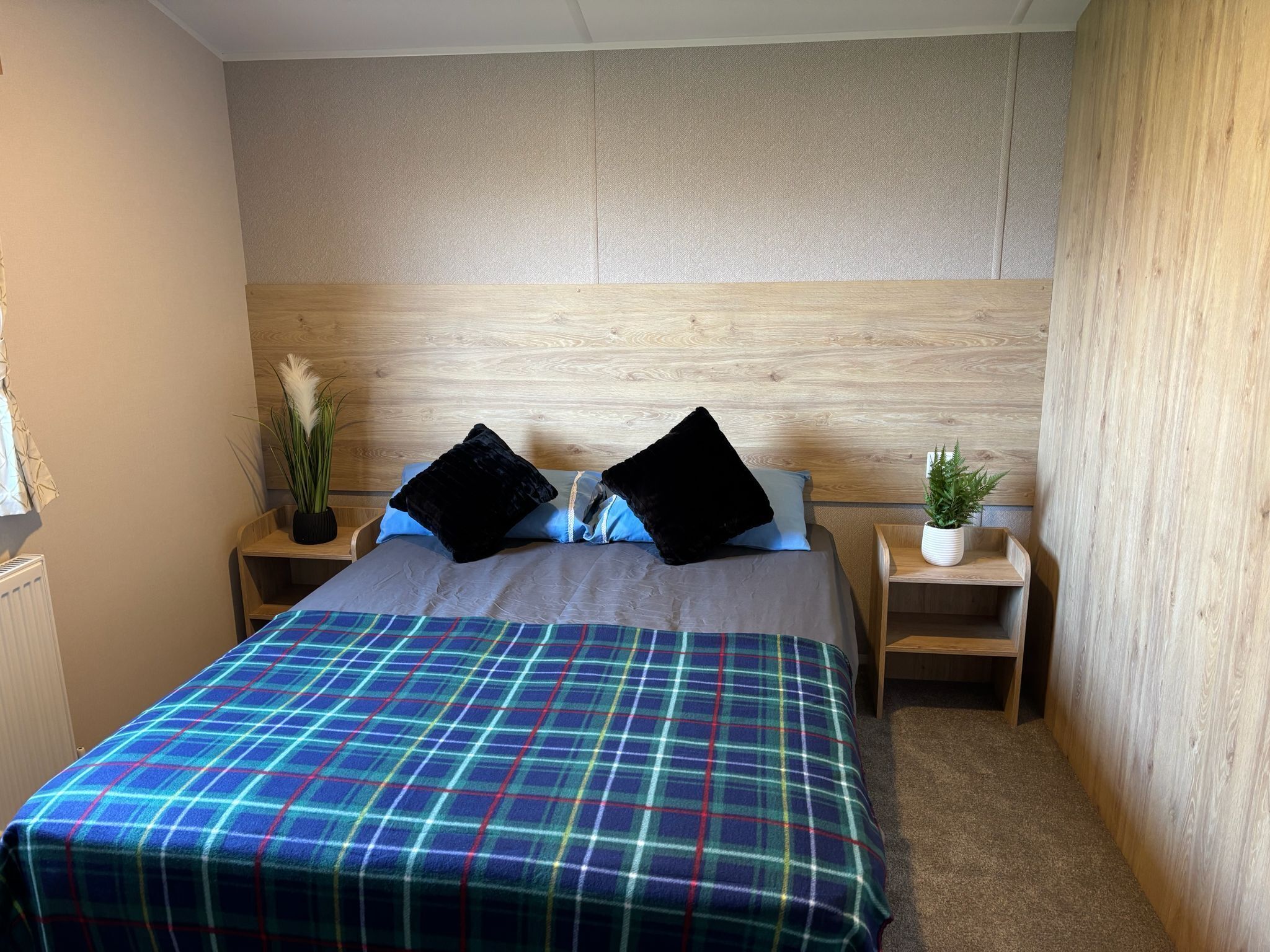 Een strijkplank/strijkijzer, wifi, beddengoed