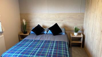 Een strijkplank/strijkijzer, wifi, beddengoed