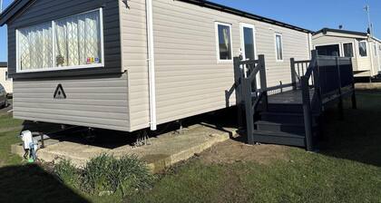 M&B Holiday,Cozy Beach side Caravan 4 Beds, 3 Sofa Bed, 7 Sleep,Wifi&Tea,Parking