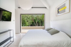 مكواة/لوح كي وخدمة الإنترنت وملاءات أسرّة