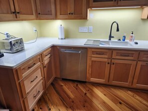 Private kitchen - Relax with the entire family in the newly updated 3 bedroom home in Athens, GA. (Athens)