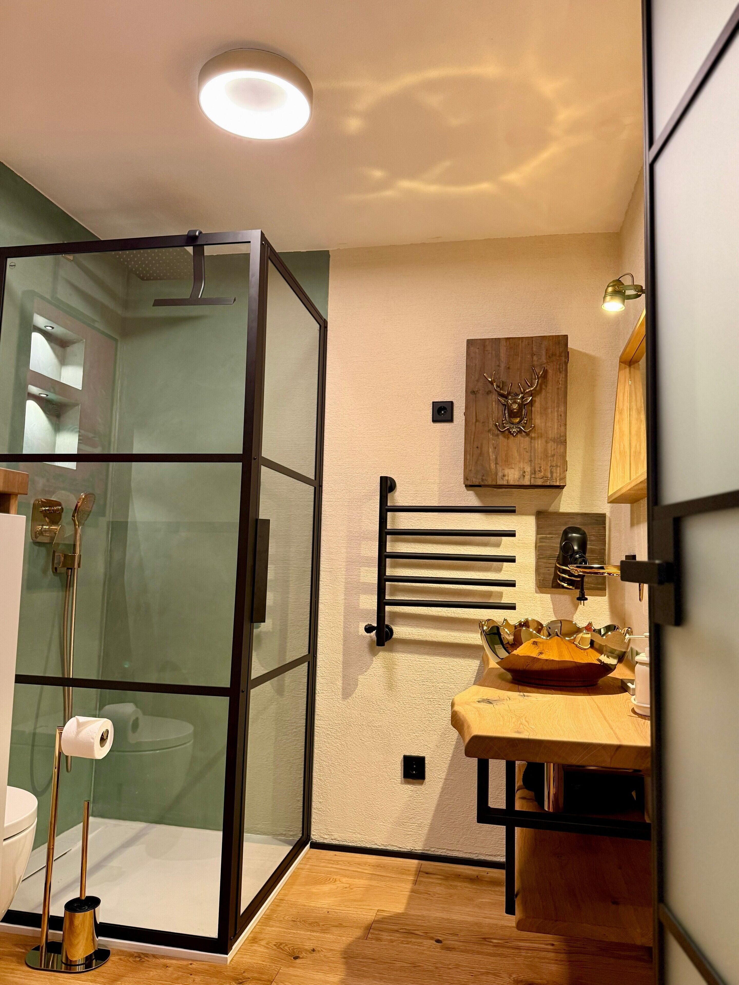 Douche, sèche-cheveux, serviettes fournies