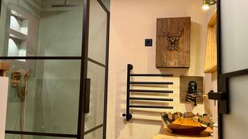 Douche, sèche-cheveux, serviettes fournies