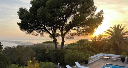 Vue époustouflante et calme absolu au sommet du Mont Saint Clair.