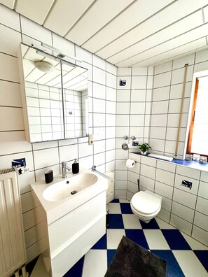 Shower, hair dryer, towels - Apartment "Fewo Stembers" with Sea View, Shared Garden, and Wi-Fi (Heideck)
