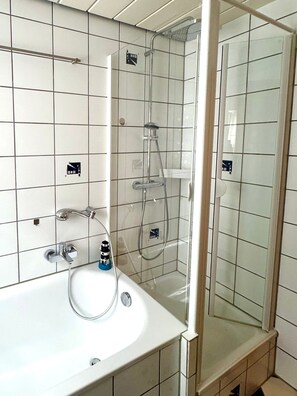 Shower, hair dryer, towels - Apartment "Fewo Stembers" with Sea View, Shared Garden, and Wi-Fi (Heideck)