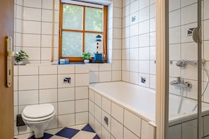 Shower, hair dryer, towels - Apartment "Fewo Stembers" with Sea View, Shared Garden, and Wi-Fi (Heideck)