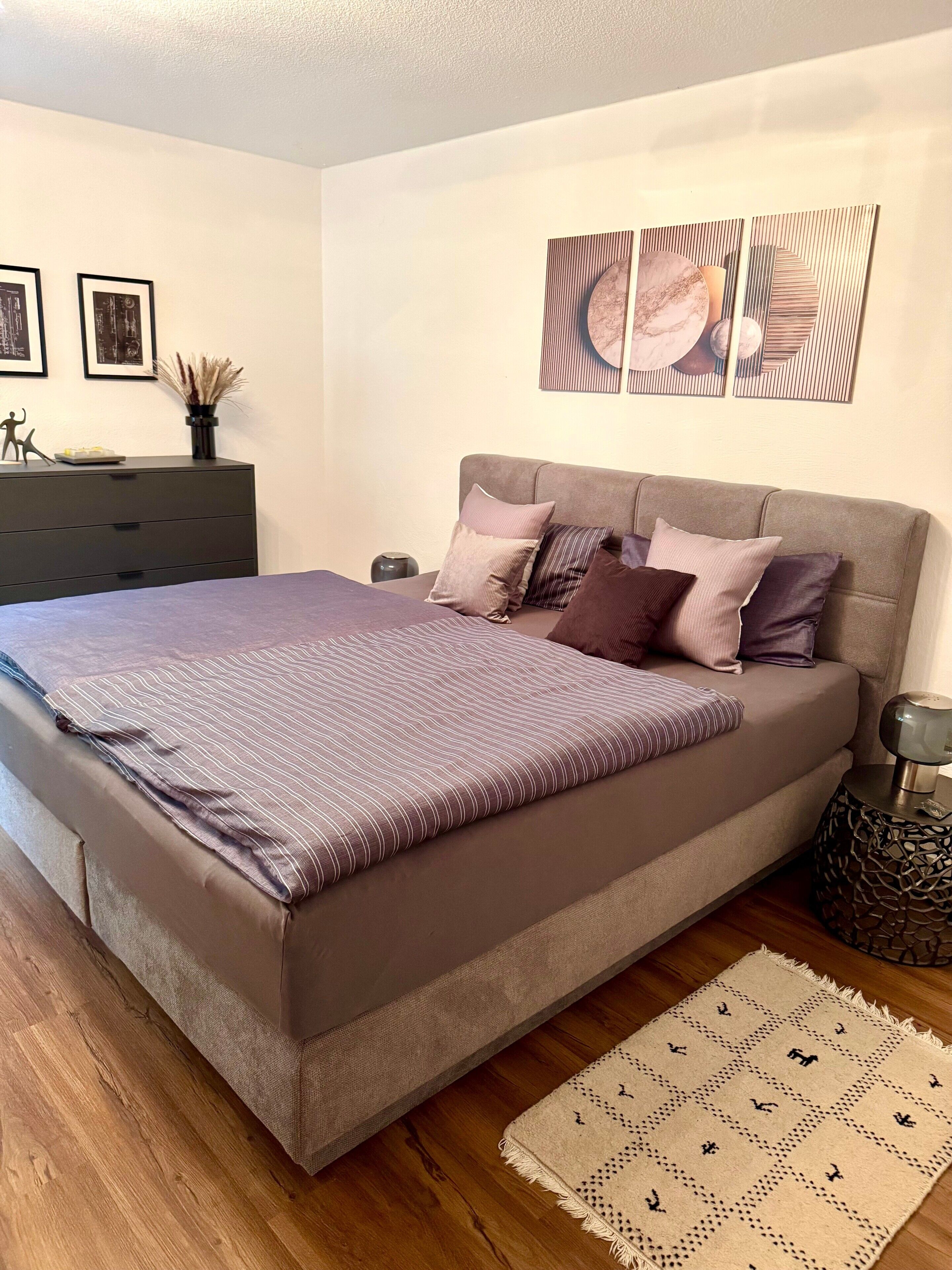 Tabla de planchar con plancha, wifi y ropa de cama 