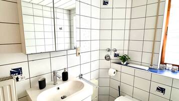 Dusche, Haartrockner, HandtĂŒcher