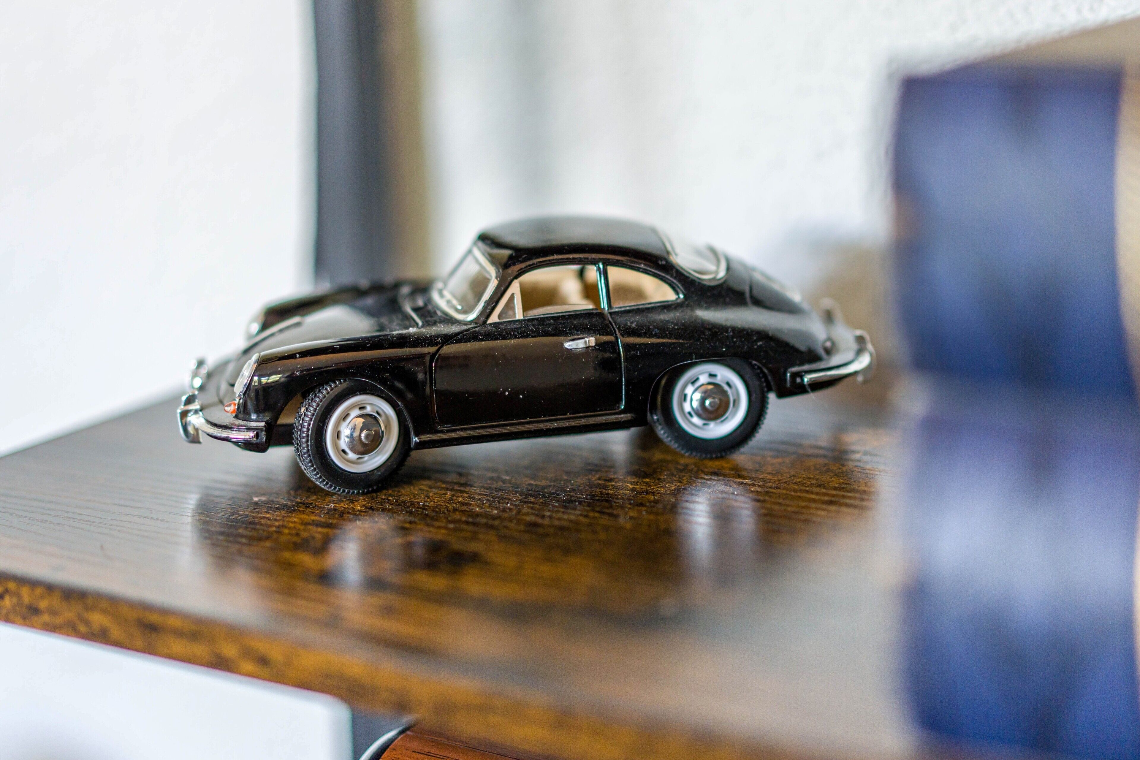 Un coche negro sobre una superficie de madera.