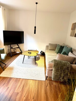 TV, DVD player - Apartment "Fewo Stembers" with Sea View, Shared Garden, and Wi-Fi (Heideck)