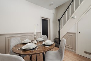 Dining - Anfield 3 Mins | Superfast WiFi | Washer | SofaBed (Liverpool)