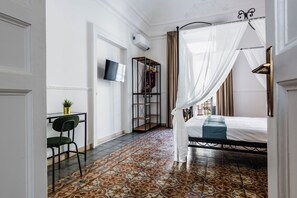 4 chambres, bureau, fer et planche à repasser, lit parapluie
