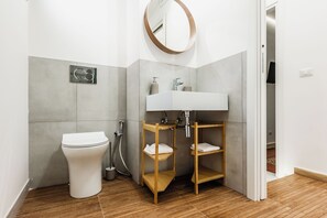 Douche, sèche-cheveux, serviettes fournies, savon