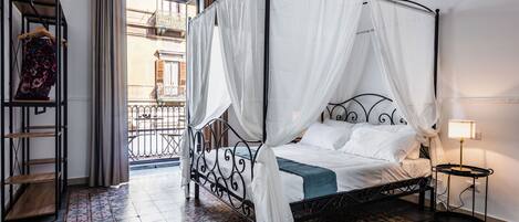 4 chambres, bureau, fer et planche à repasser, lit parapluie