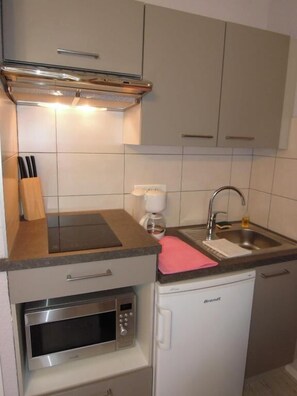 Refrigerador, microondas, horno, placa de cocina