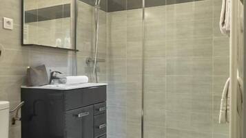 Secador de pelo, toallas, jabón, shampoo