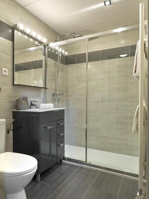 Secador de pelo, toallas, jabón, shampoo