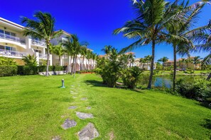 Property grounds - Iberostate 2-Bedroom Condo - Terrace, BBQ, Beach Access, Lake & Golf Views (Punta Cana)