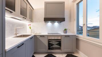 Kühlschrank, Mikrowelle, Geschirrspüler, Toaster