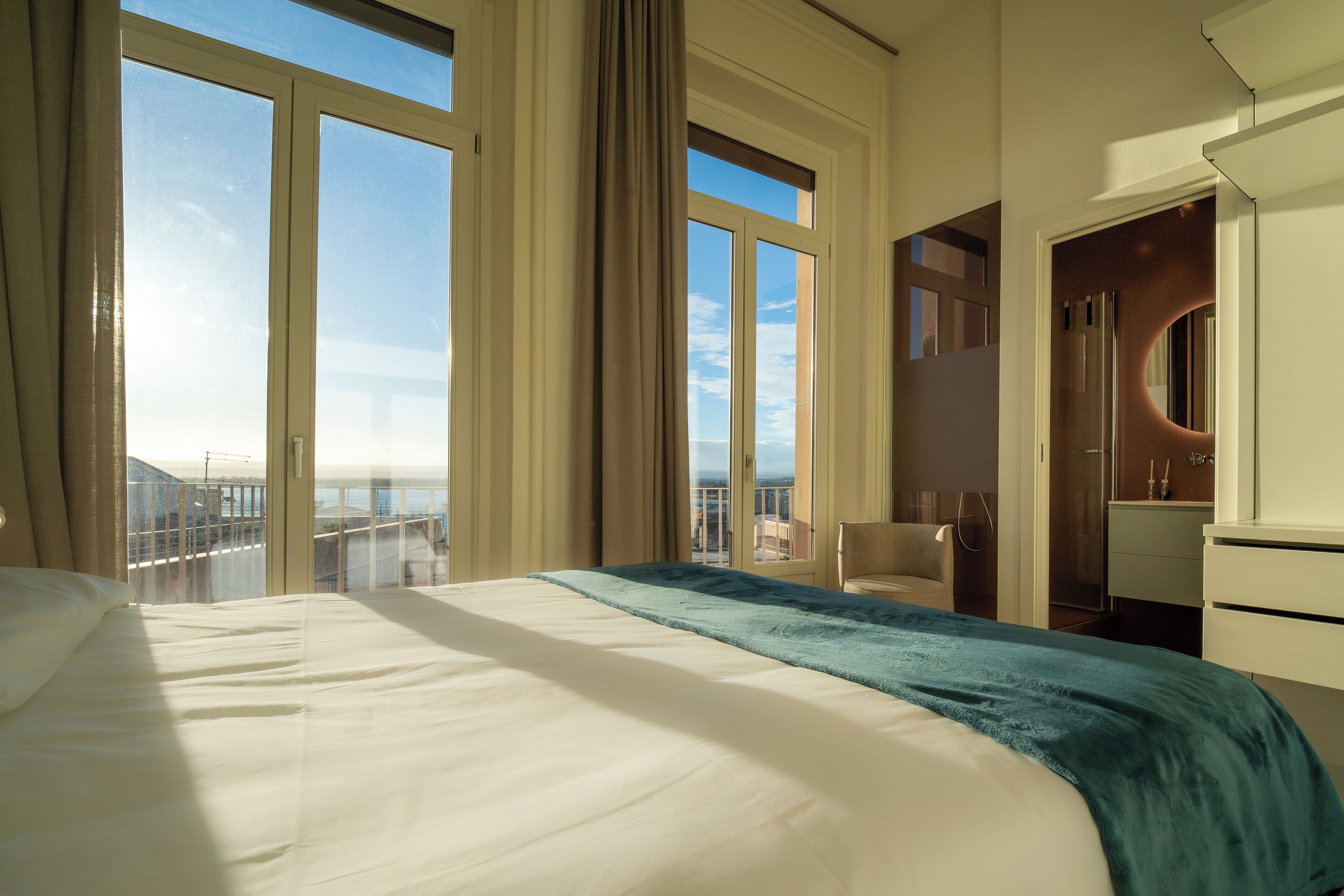 Tabla de planchar con plancha, wifi gratis y ropa de cama 