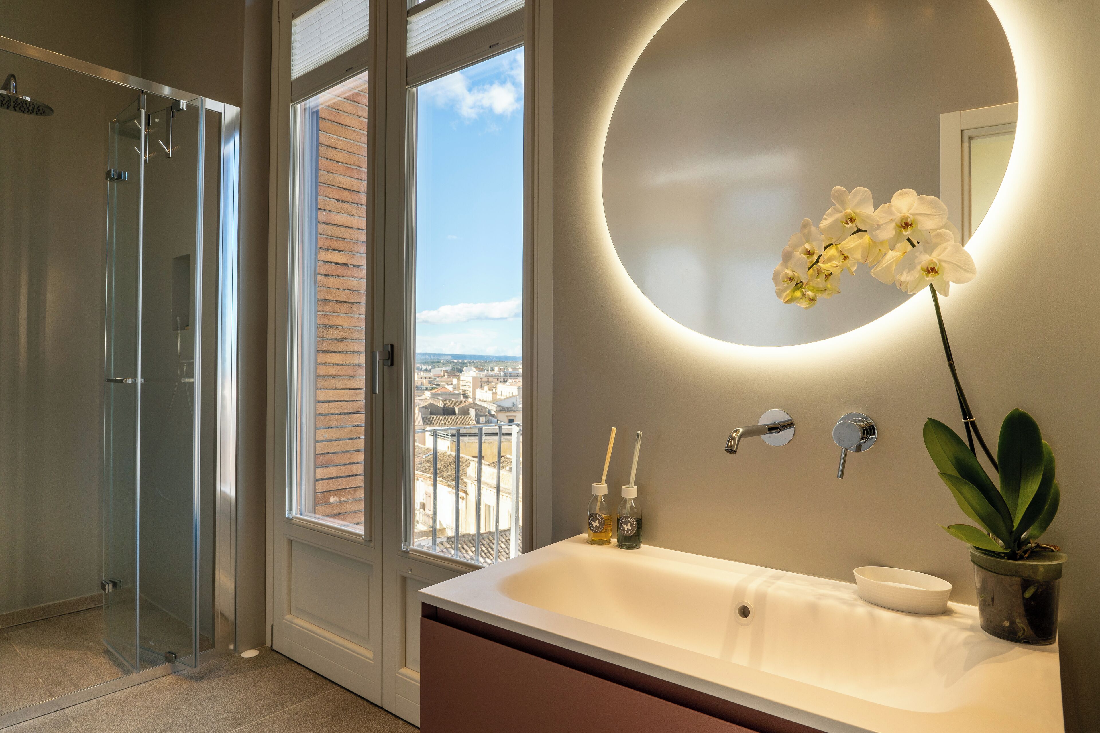 Regadera, secadora de cabello, bidet, toallas 