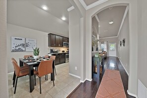 Dining - Designer Retreat - Fire Pit, Garage Parking & Near Wedding Venues, Lake, Trails! (Aubrey)